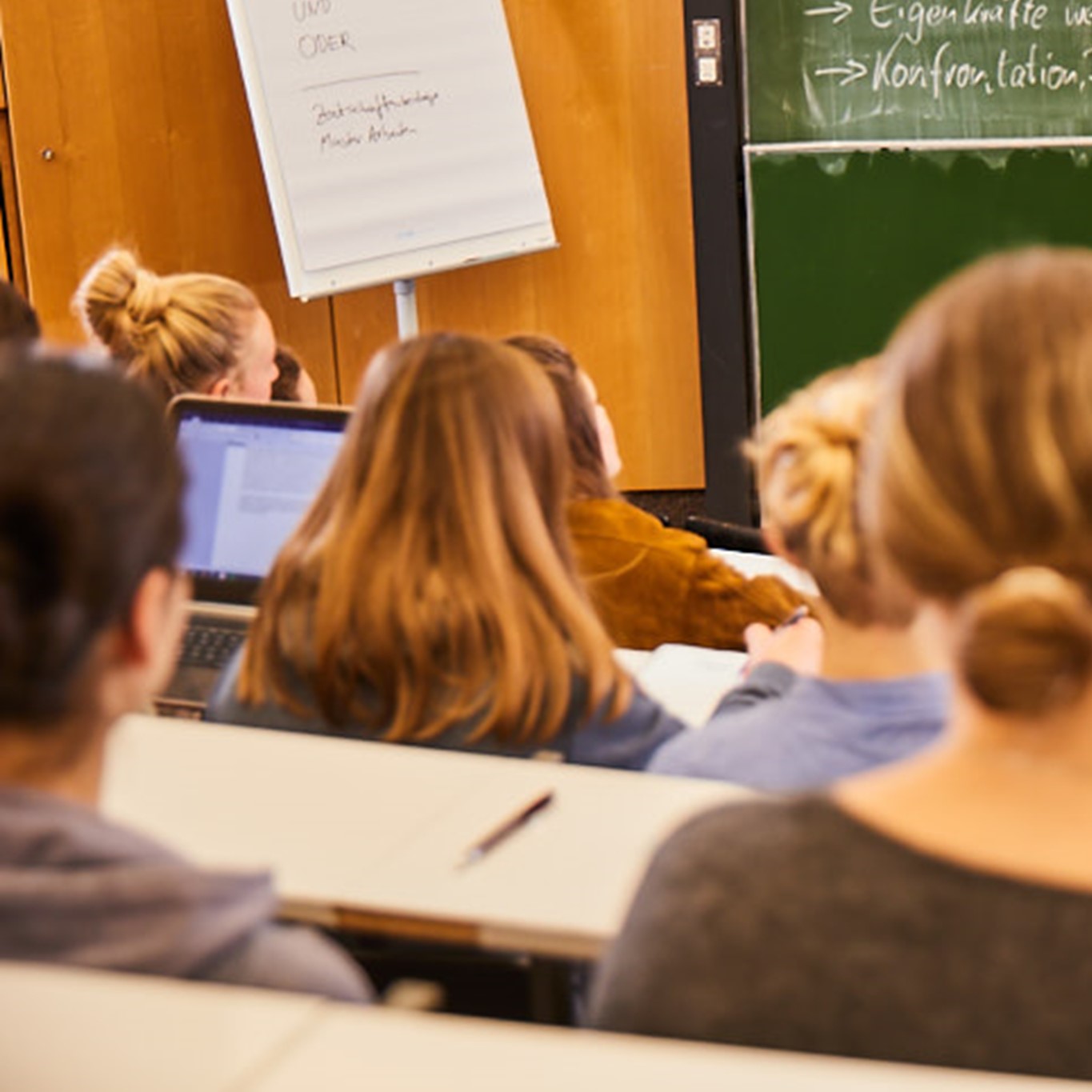 Bild mit Studierenden im Vorlesungssaal