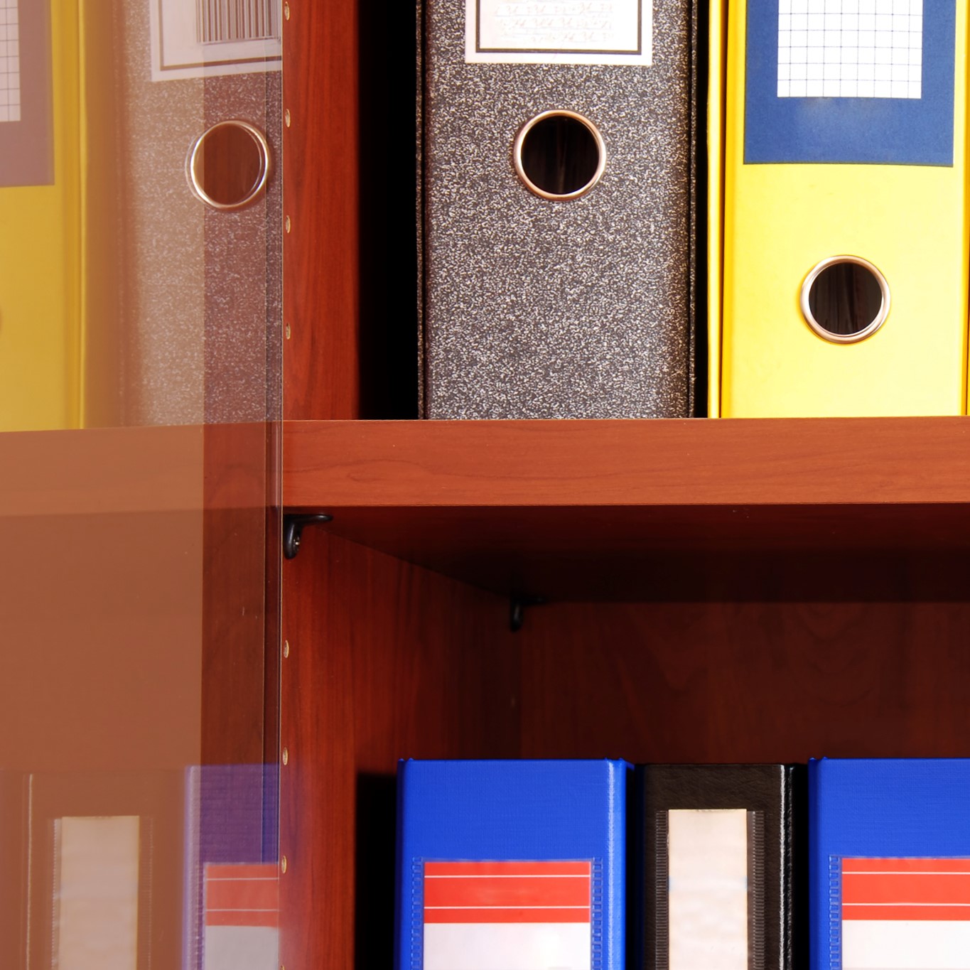 Aktenordner im Schrank